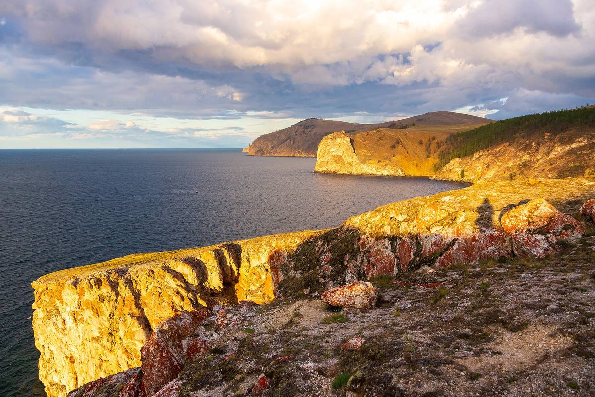 Chasing Golden Hour: My Search for Atmospheric Sunsets