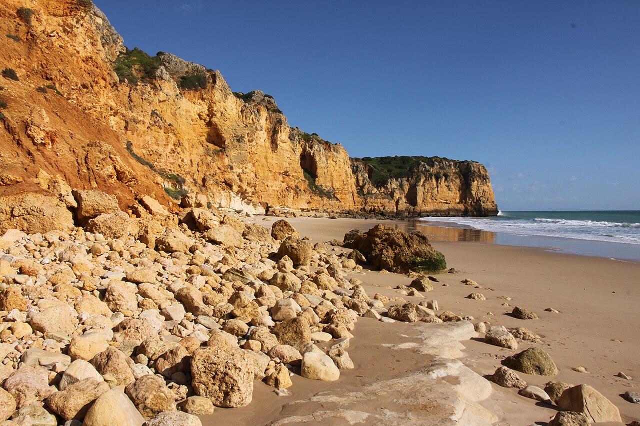 Portugal - Algarve - Cliffs and beach (25476673130)