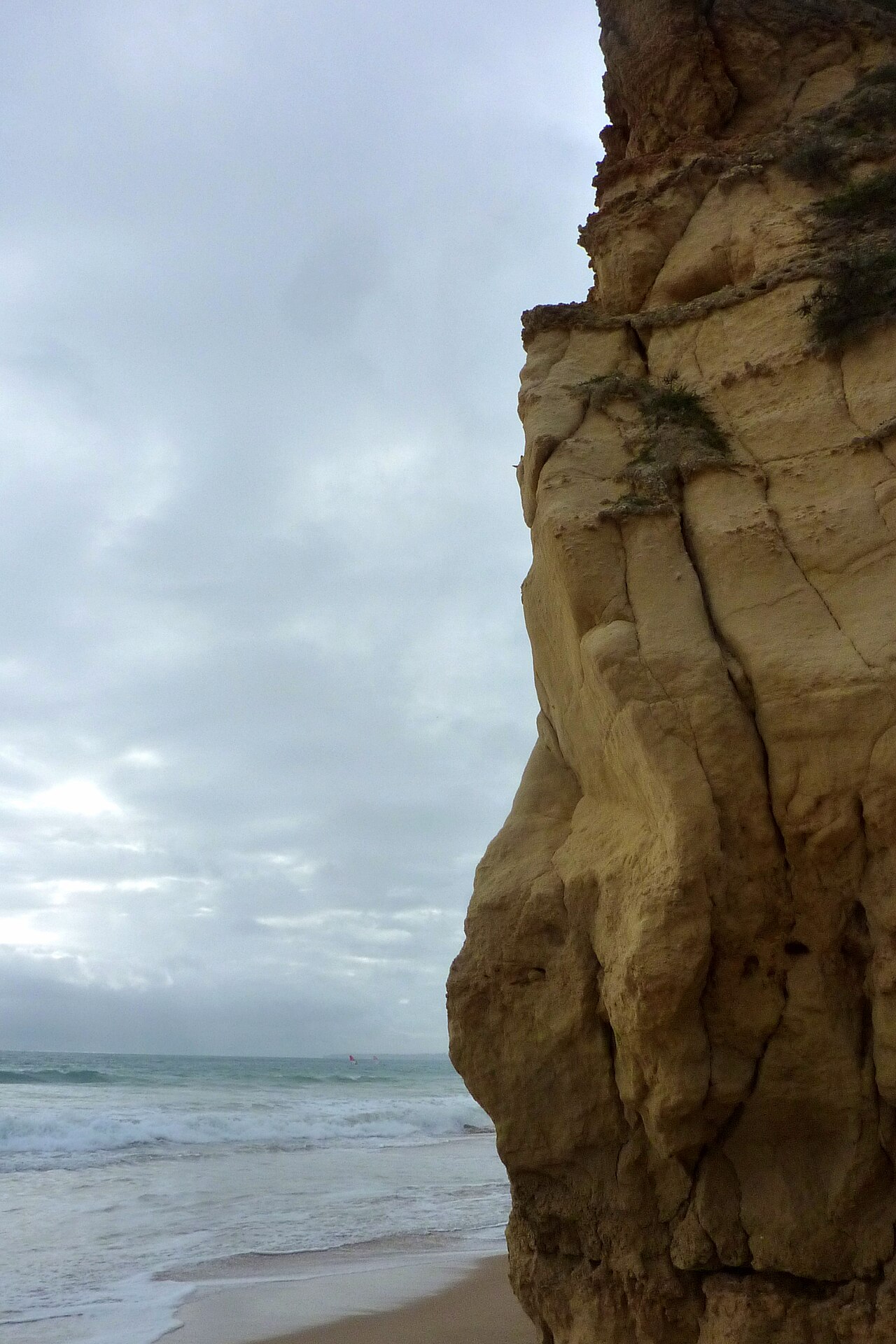 Portugal - Algarve - cliff and beach (25117086504)