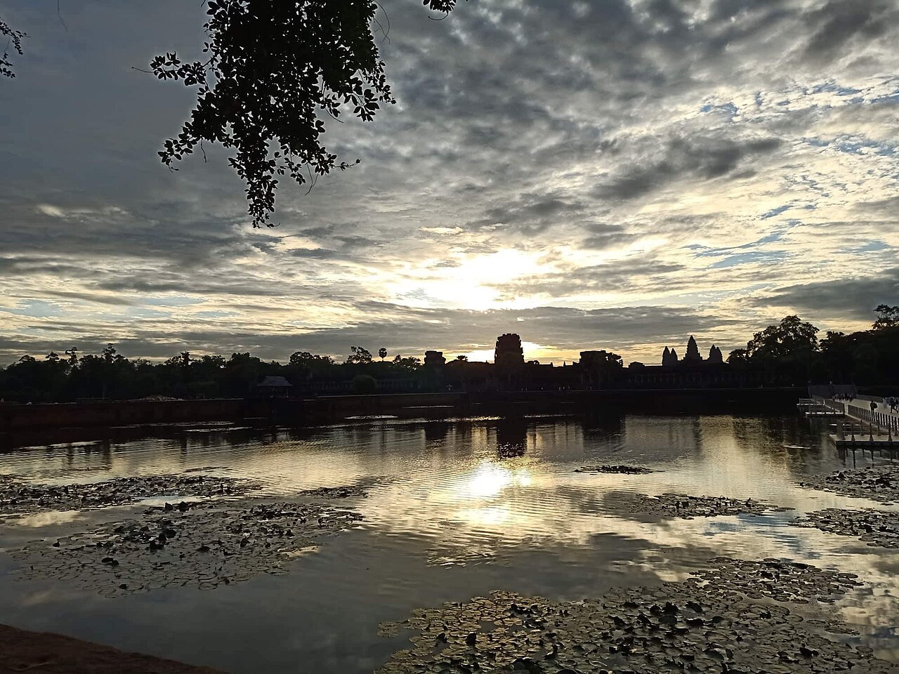 A sweeping panorama of the Angkor Wat (pre-) sunrise scene (50232886447)