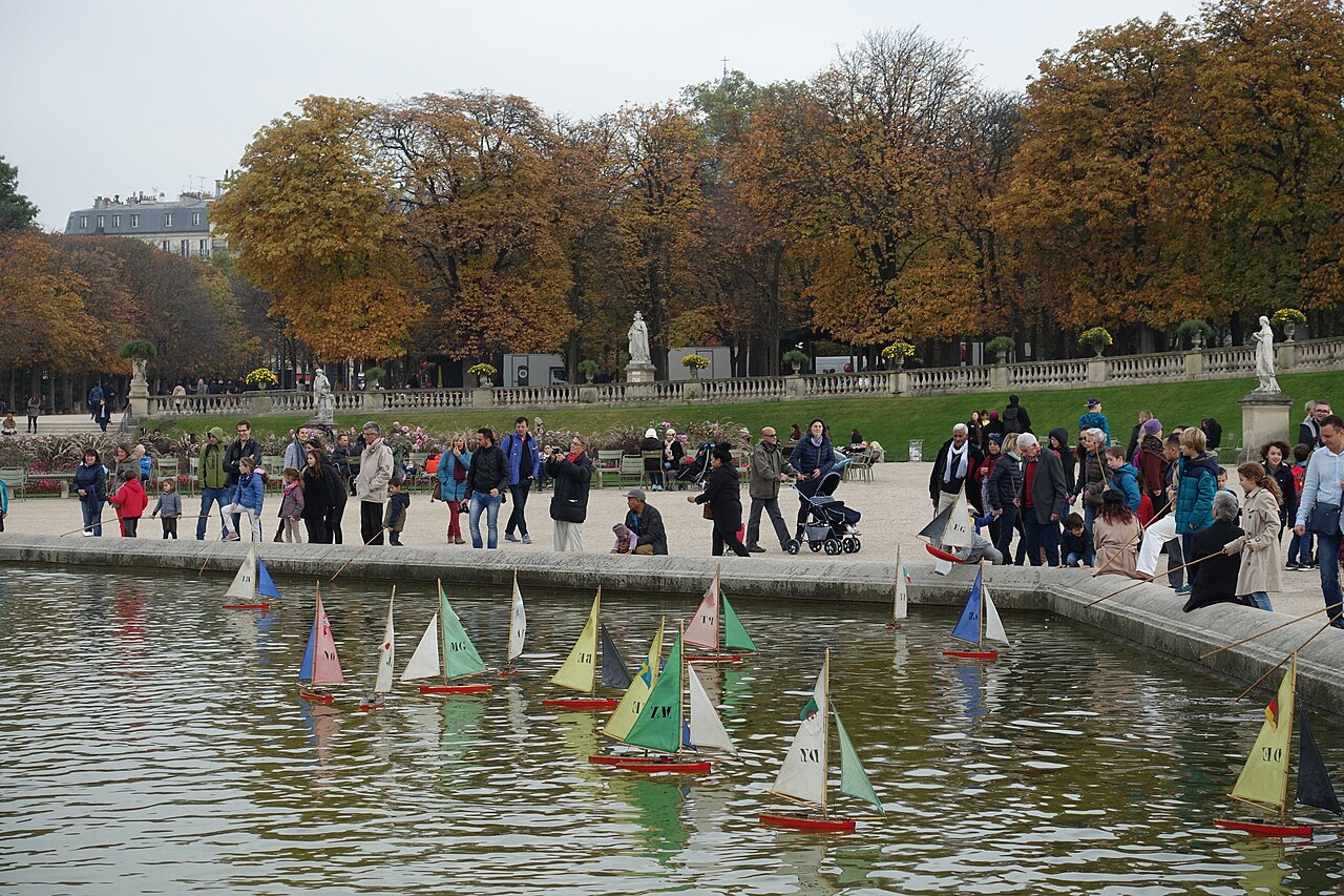 Model boat @ Pond @ Jardin du Luxembourg @ Paris (29989822093)