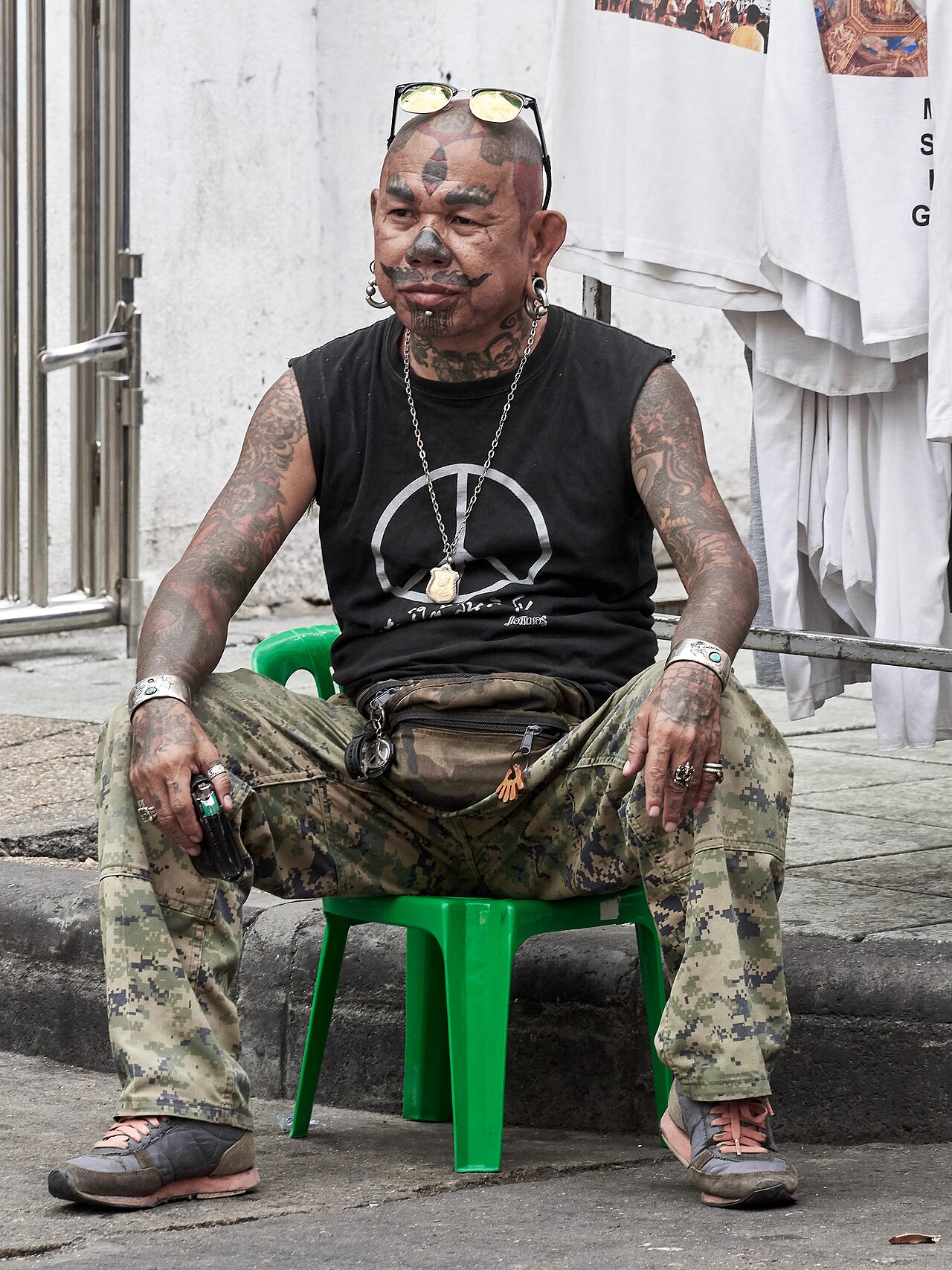Vendedor en Khao San Road, Bangkok, Tailandia (37622659491)