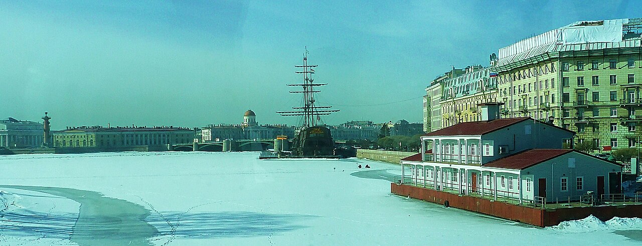 Flying Dutchman (ship, 1978) on Neva rivière in winter