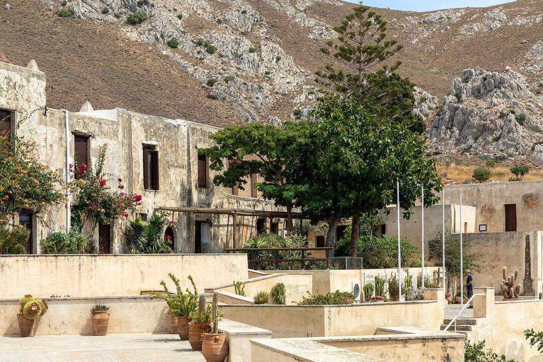 Beyond Hotels: 5 Ways to Stay Cheaply